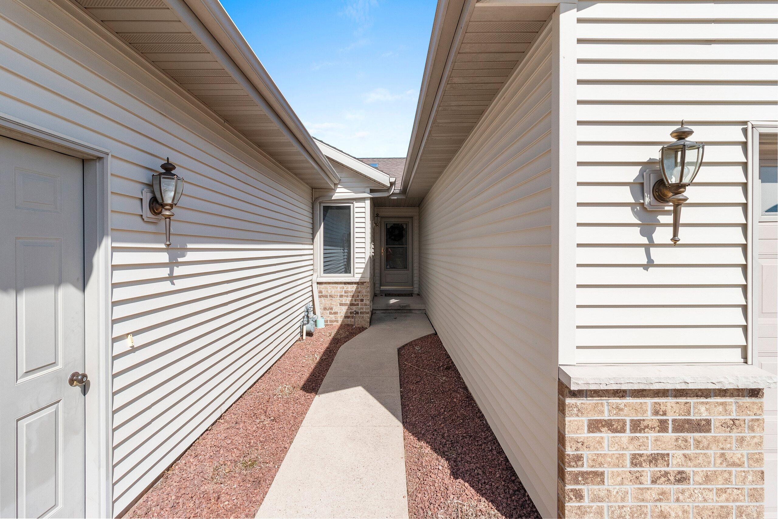 2121 45th Street, Unit J Two Rivers, WI 54241 - Photo 4 of 66 004-212145thStreet-TwoRivers-WI-54241-SM