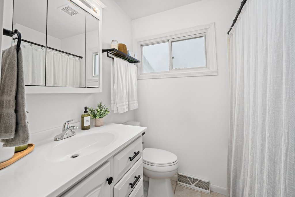 2225 Hillandale Road Davenport, IA 52804 - Photo 13 of 26