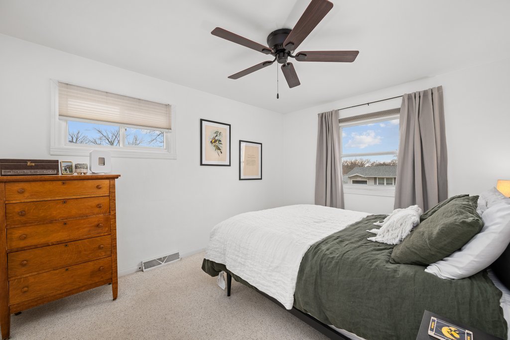 2225 Hillandale Road Davenport, IA 52804 - Photo 16 of 26