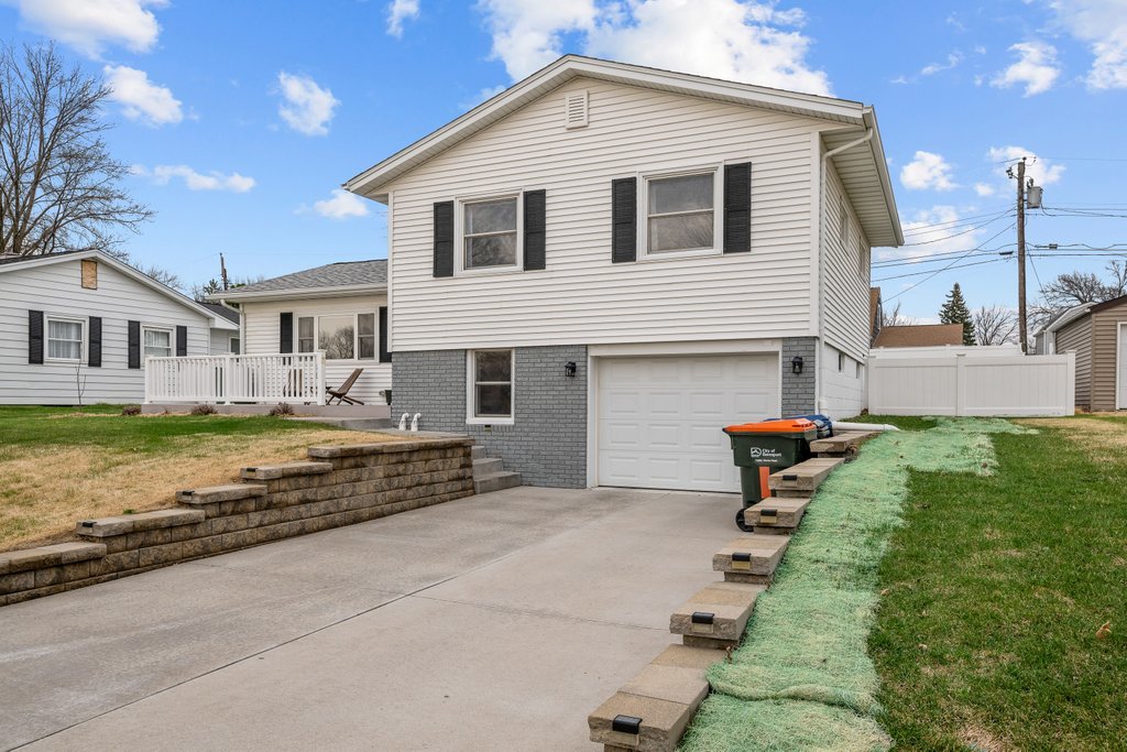 2225 Hillandale Road Davenport, IA 52804 - Photo 2 of 26