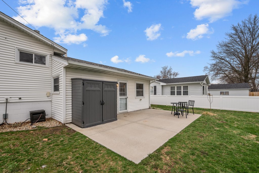 2225 Hillandale Road Davenport, IA 52804 - Photo 26 of 26