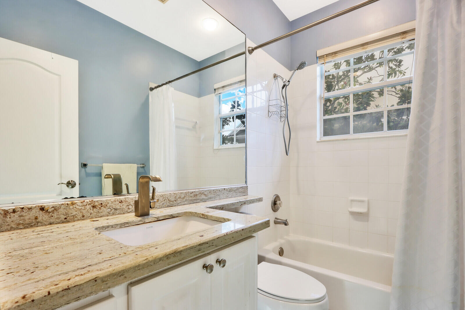 340 Jacaranda Drive Jupiter, FL 33458 - Photo 16 of 20 Guest bathroom