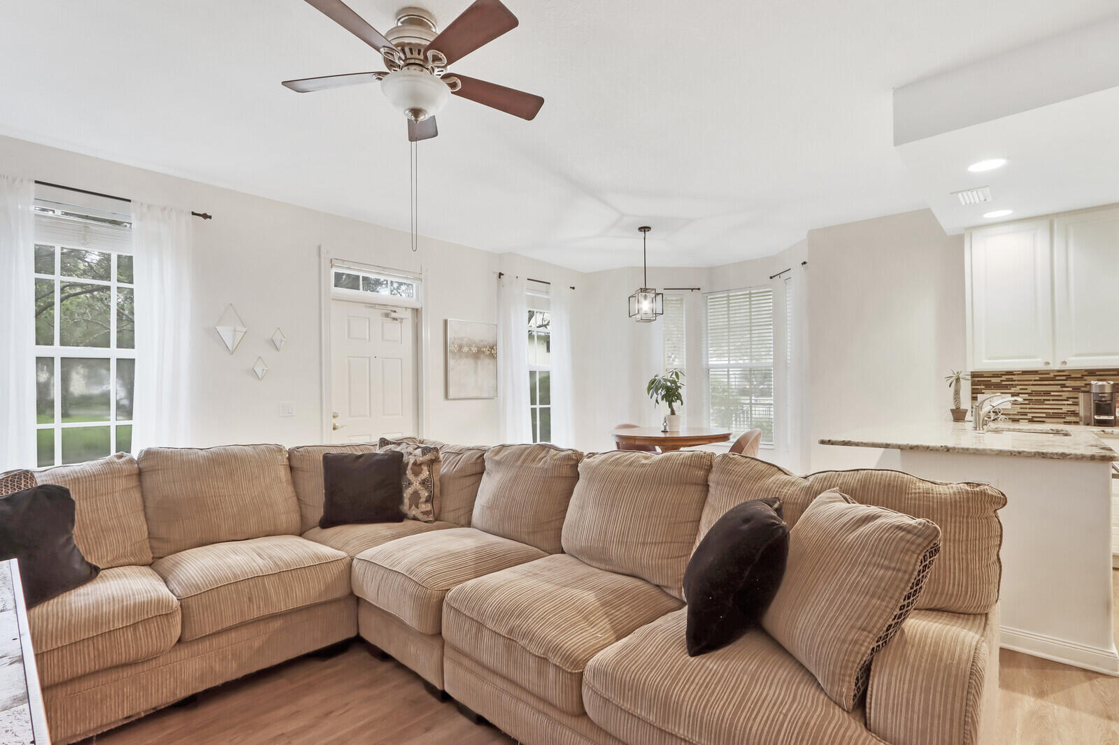 340 Jacaranda Drive Jupiter, FL 33458 - Photo 4 of 20 Light and bright