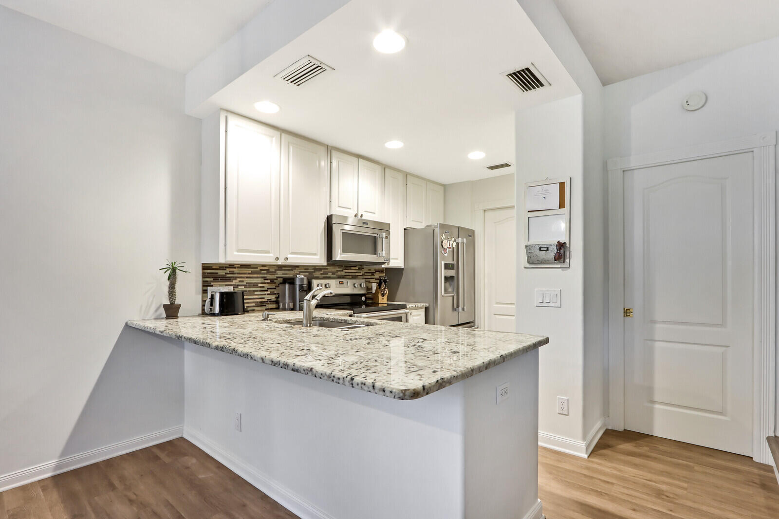 340 Jacaranda Drive Jupiter, FL 33458 - Photo 7 of 20 Bar