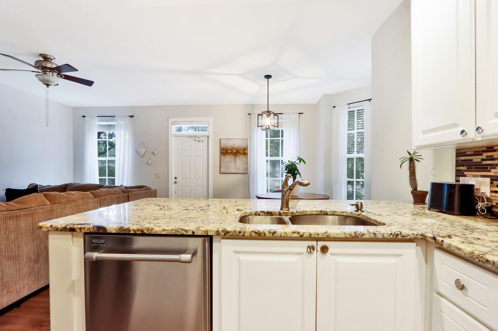 340 Jacaranda Drive Jupiter, FL 33458 - Photo 8 of 20 Granite counters
