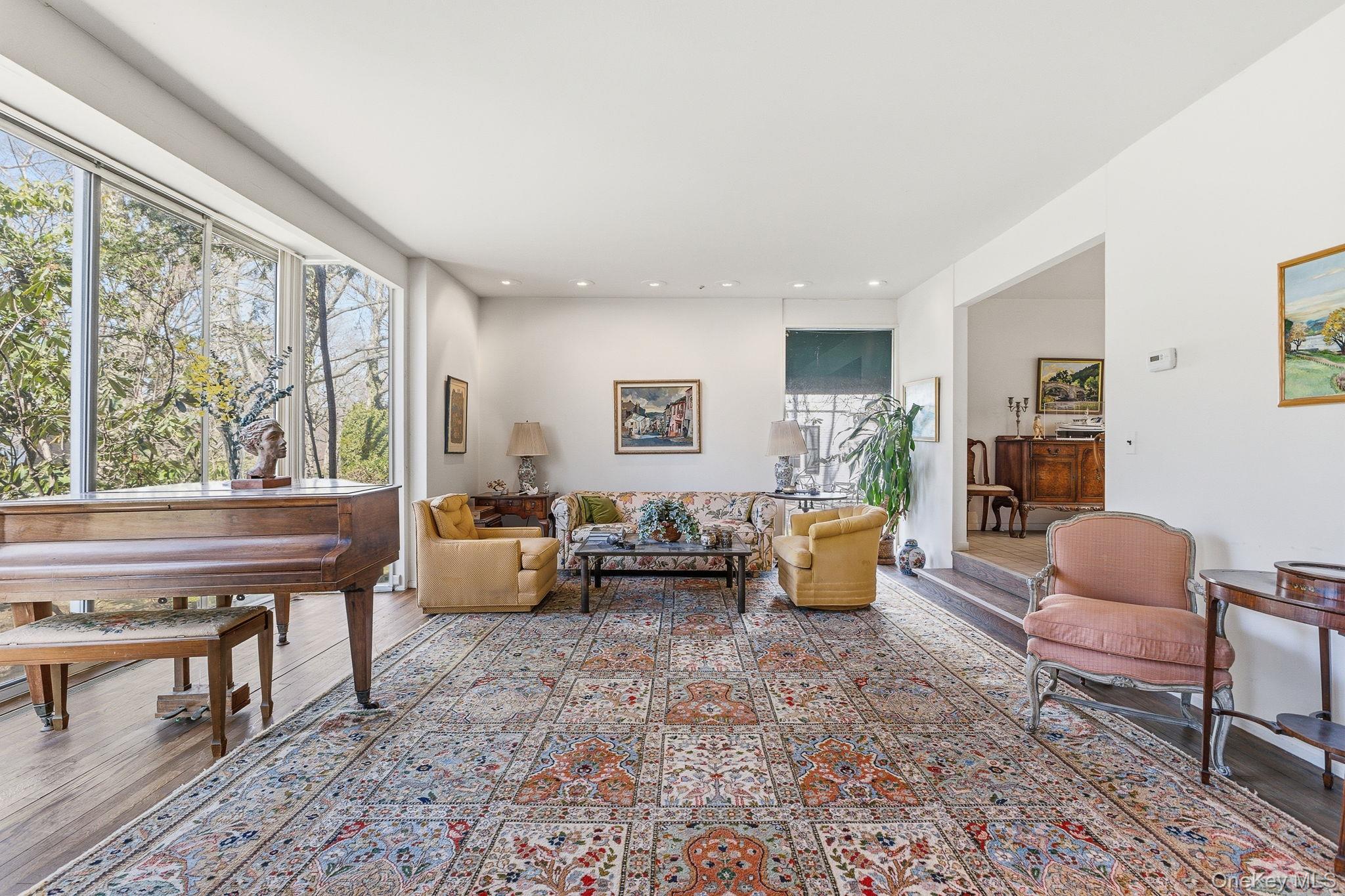 216 Clent Road Great Neck, NY 11021 - Photo 4 of 31