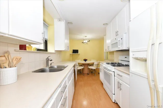 $688,000 | 40 Stoner Avenue, Unit 1I, Great Neck, NY 11021