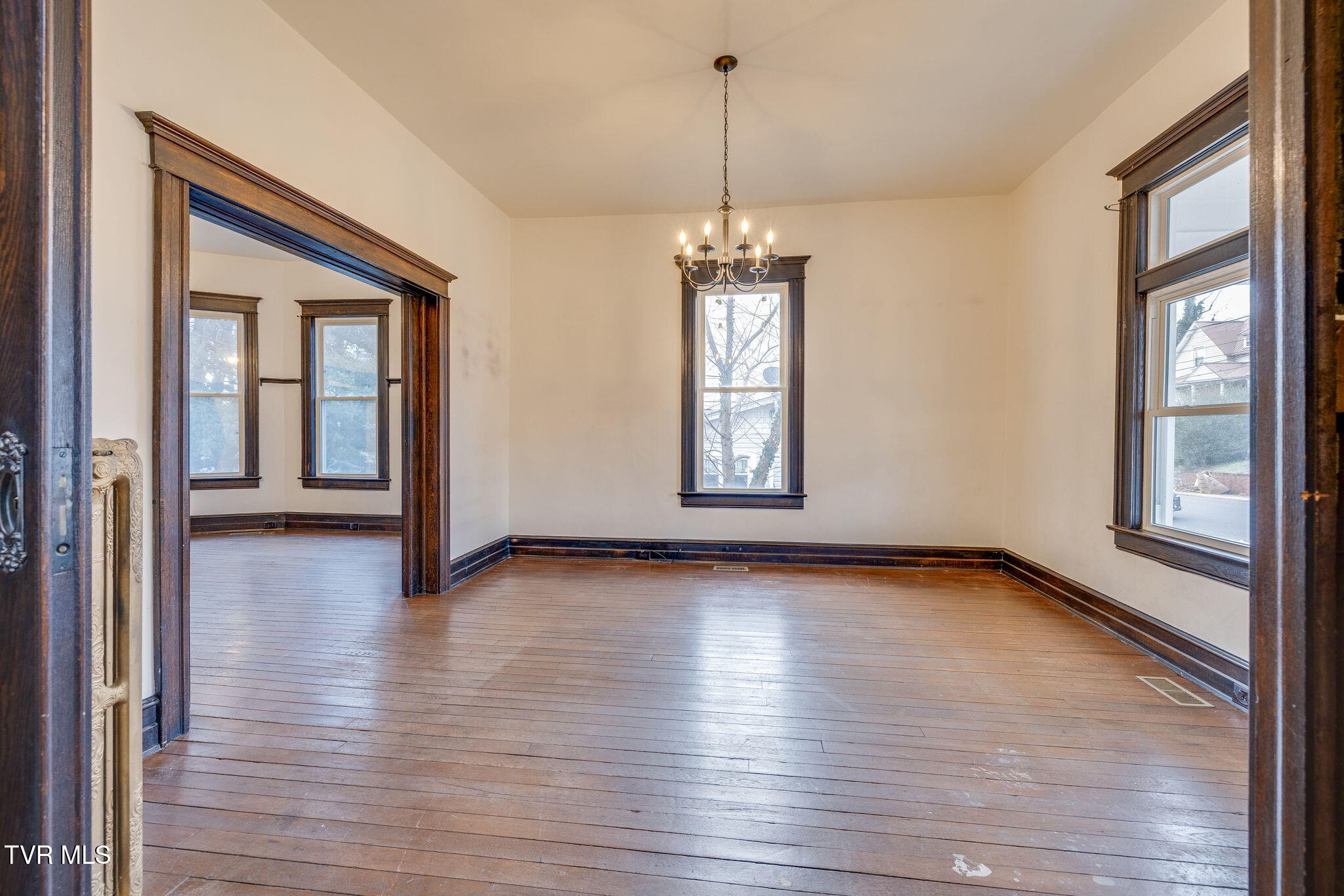 601 6th Street Bristol, TN 37620 - Photo 6 of 40 006