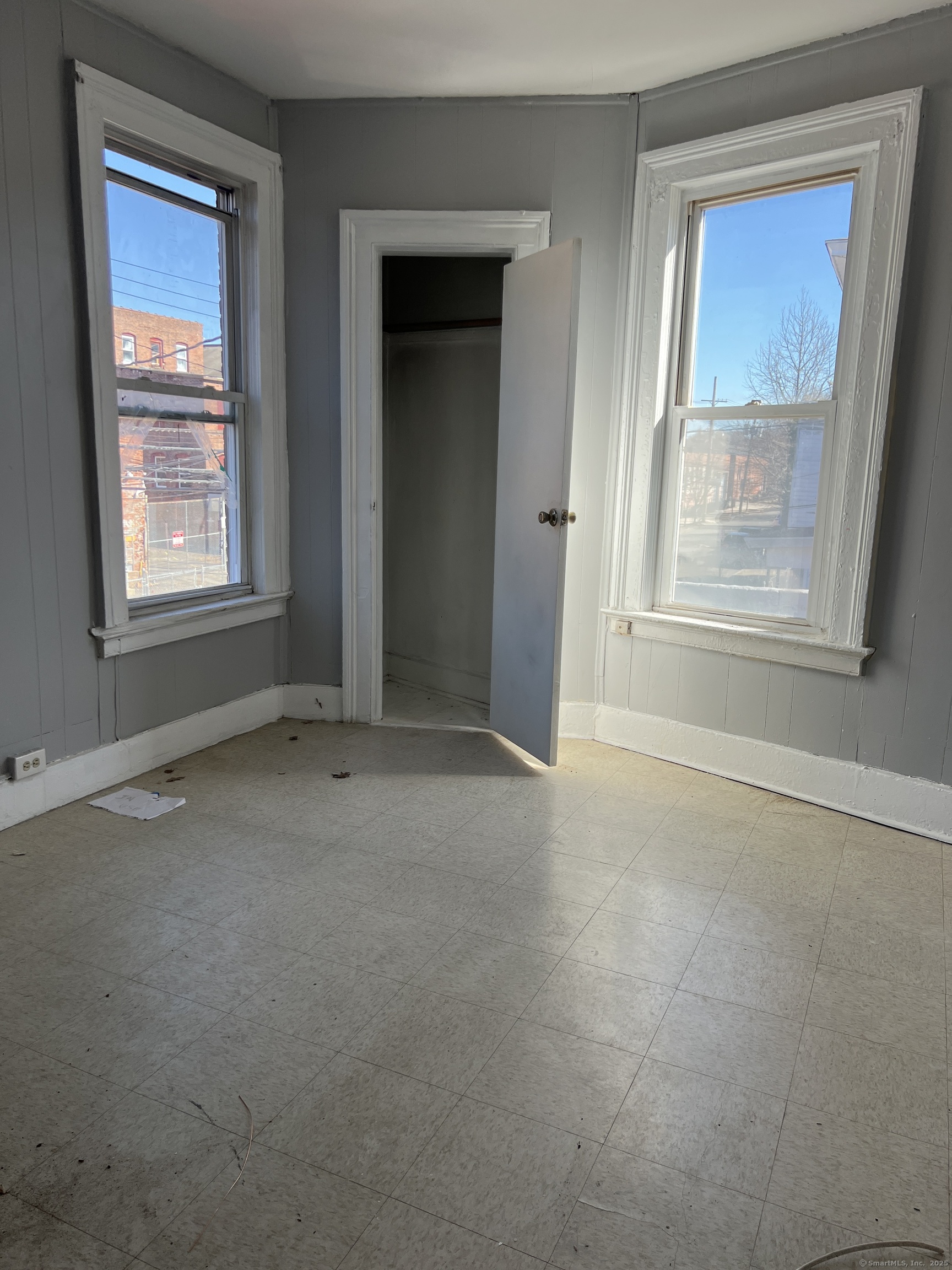 546 Congress Avenue, Unit 2 New Haven, CT 06519 - Photo 2 of 8 an empty room that has a window