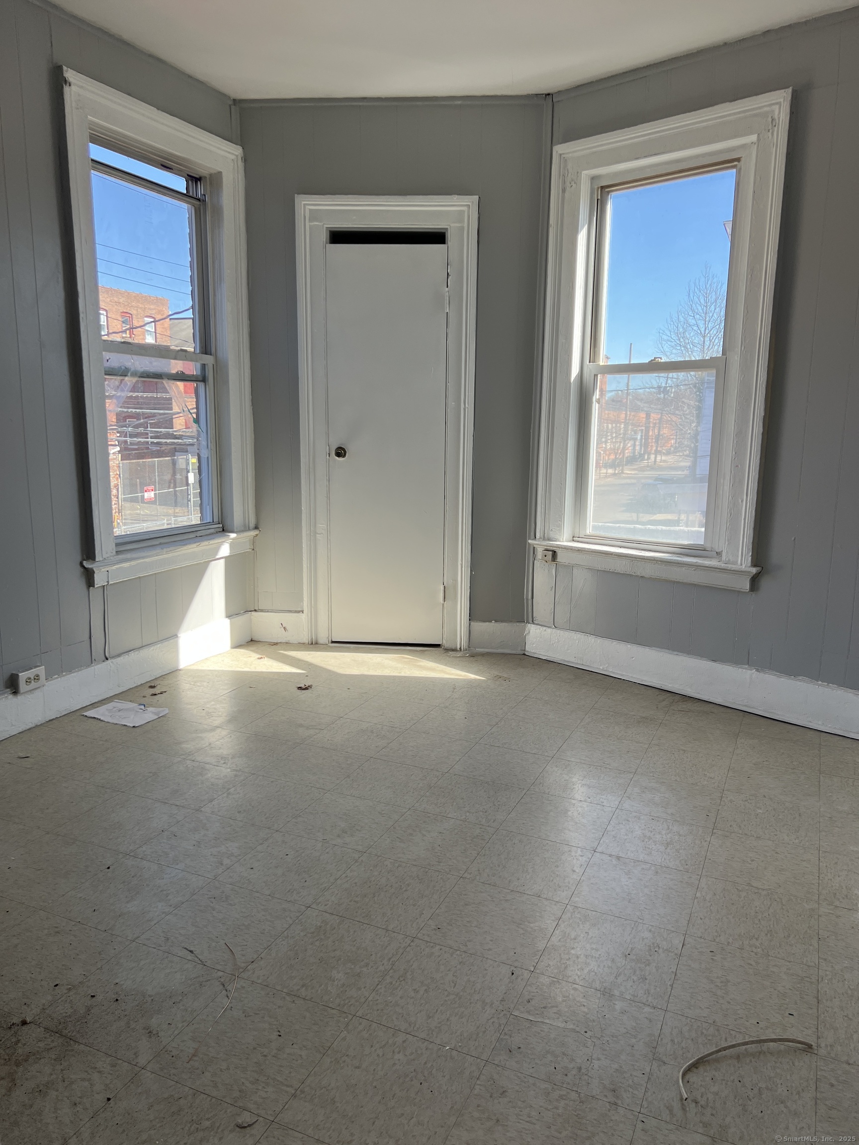 546 Congress Avenue, Unit 2 New Haven, CT 06519 - Photo 3 of 8 an empty room that has a window