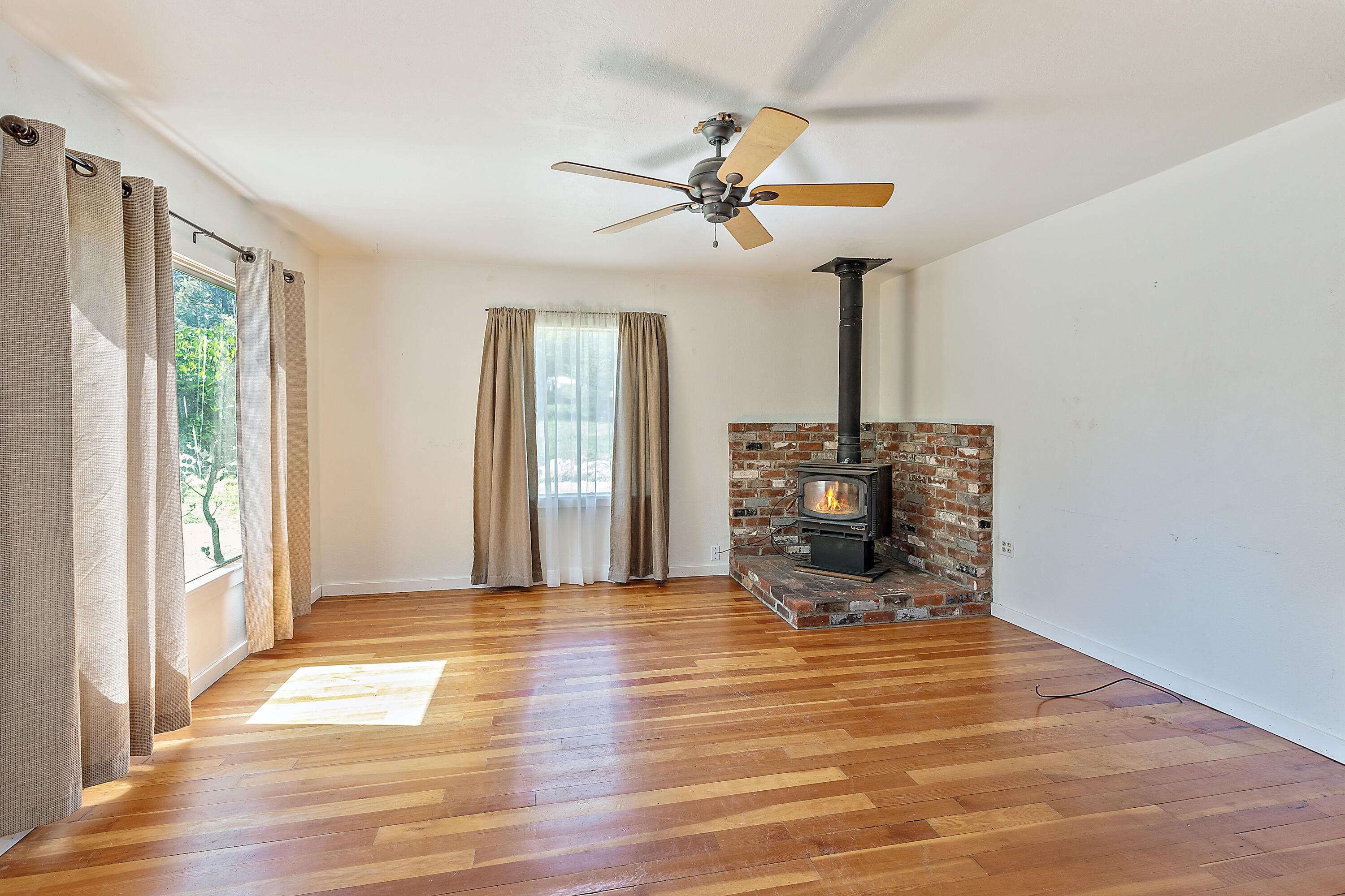 647 Crowson Road Ashland, OR 97520 - Photo 5 of 12 5