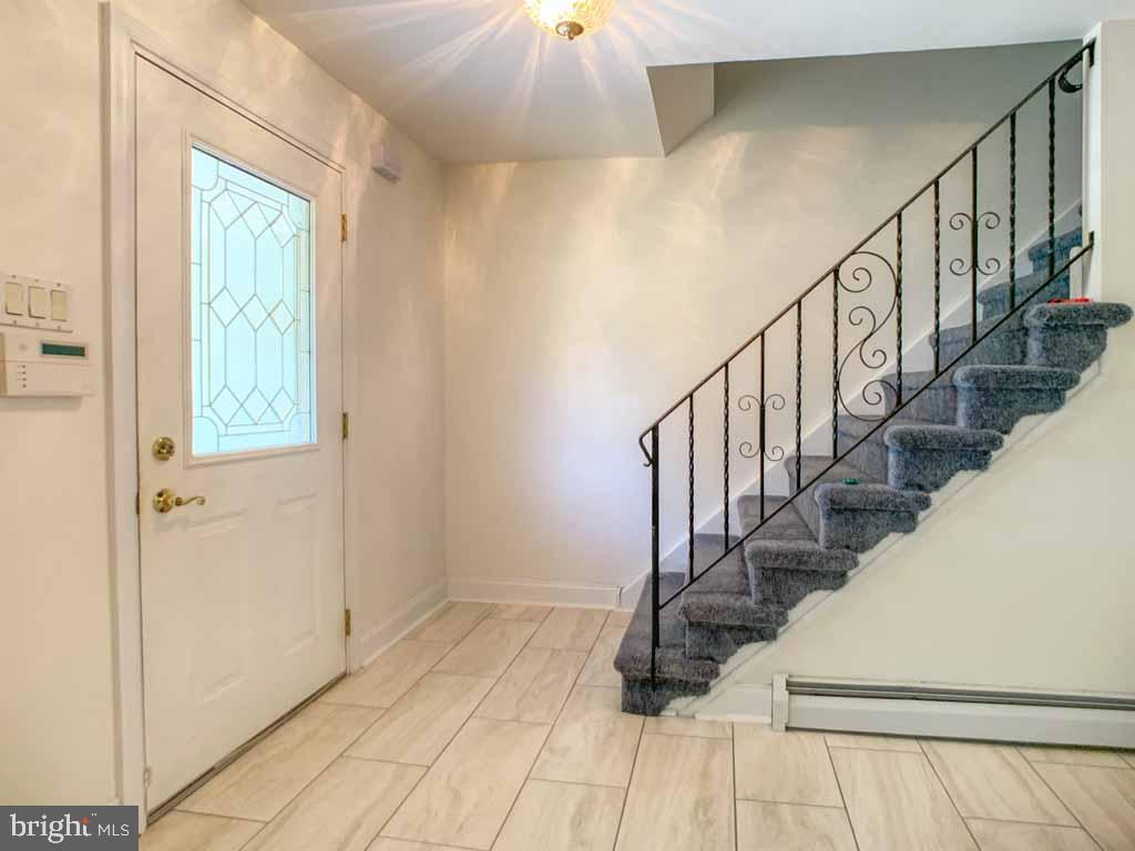 924 Davisville Road Warminster, PA 18974 - Photo 5 of 54 Foyer