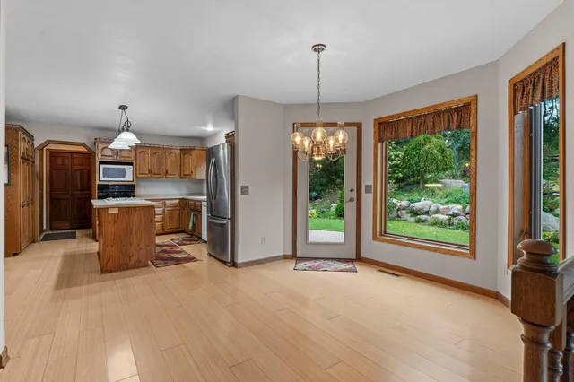 $559,900 | 2360 Apache Court, Mendota Heights, MN 55120