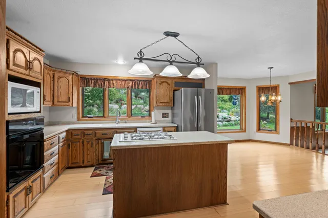 $559,900 | 2360 Apache Court, Mendota Heights, MN 55120