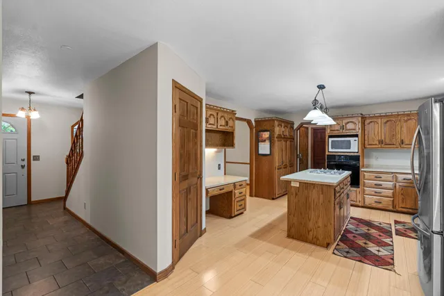 $559,900 | 2360 Apache Court, Mendota Heights, MN 55120