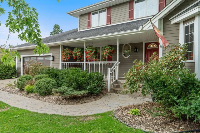 $559,900 | 2360 Apache Court, Mendota Heights, MN 55120