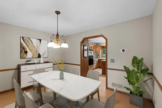 $559,900 | 2360 Apache Court, Mendota Heights, MN 55120