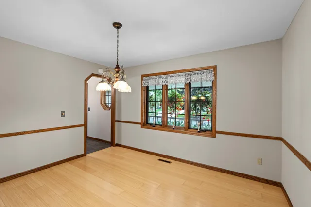 $559,900 | 2360 Apache Court, Mendota Heights, MN 55120