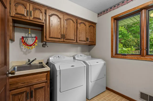 $559,900 | 2360 Apache Court, Mendota Heights, MN 55120