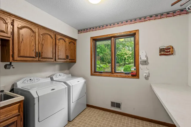 $559,900 | 2360 Apache Court, Mendota Heights, MN 55120