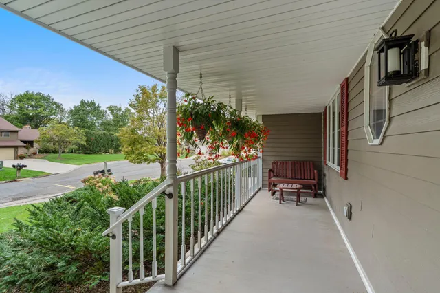 $559,900 | 2360 Apache Court, Mendota Heights, MN 55120