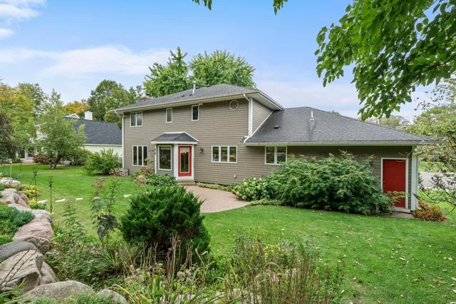 $559,900 | 2360 Apache Court, Mendota Heights, MN 55120