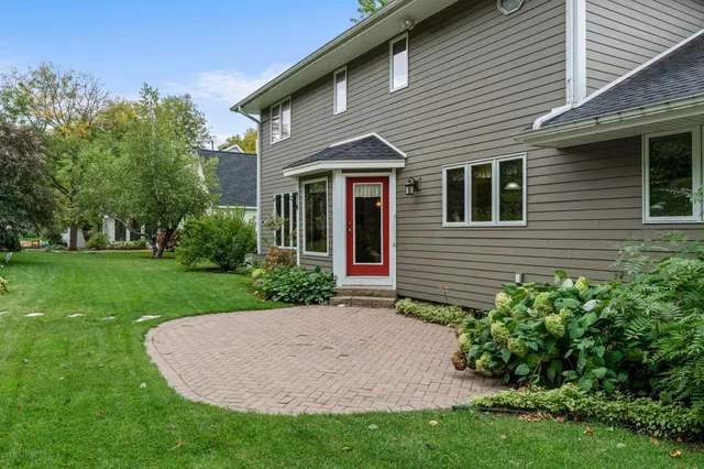 $559,900 | 2360 Apache Court, Mendota Heights, MN 55120