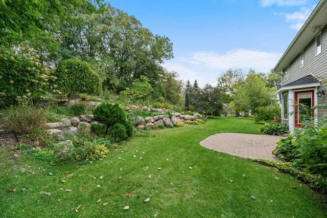 $559,900 | 2360 Apache Court, Mendota Heights, MN 55120