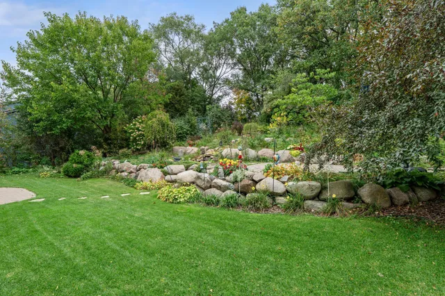 $559,900 | 2360 Apache Court, Mendota Heights, MN 55120