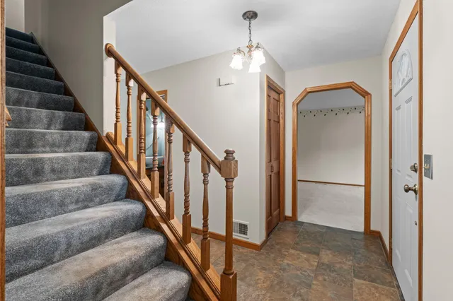 $559,900 | 2360 Apache Court, Mendota Heights, MN 55120