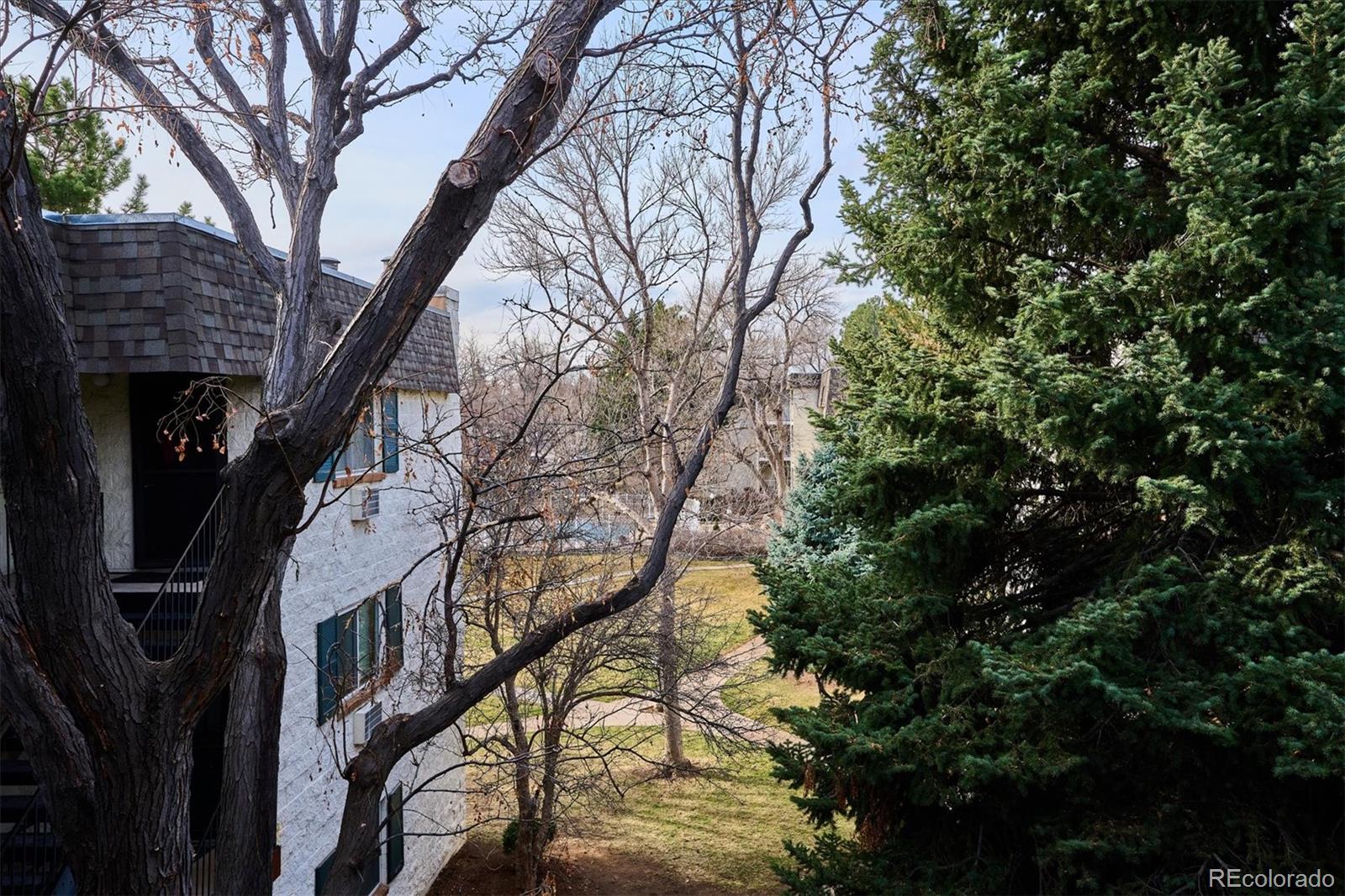 5770 East Warren Avenue, Unit 305 Denver, CO 80222 - Photo 18 of 24 a backyard of a house with lots of green space