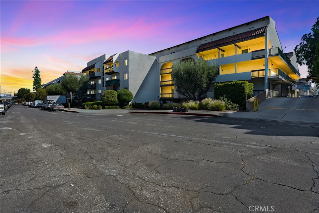 5460 White Oak Avenue, Unit G213 Encino, CA 91316 - Photo 2 of 22 a view of swimming pool