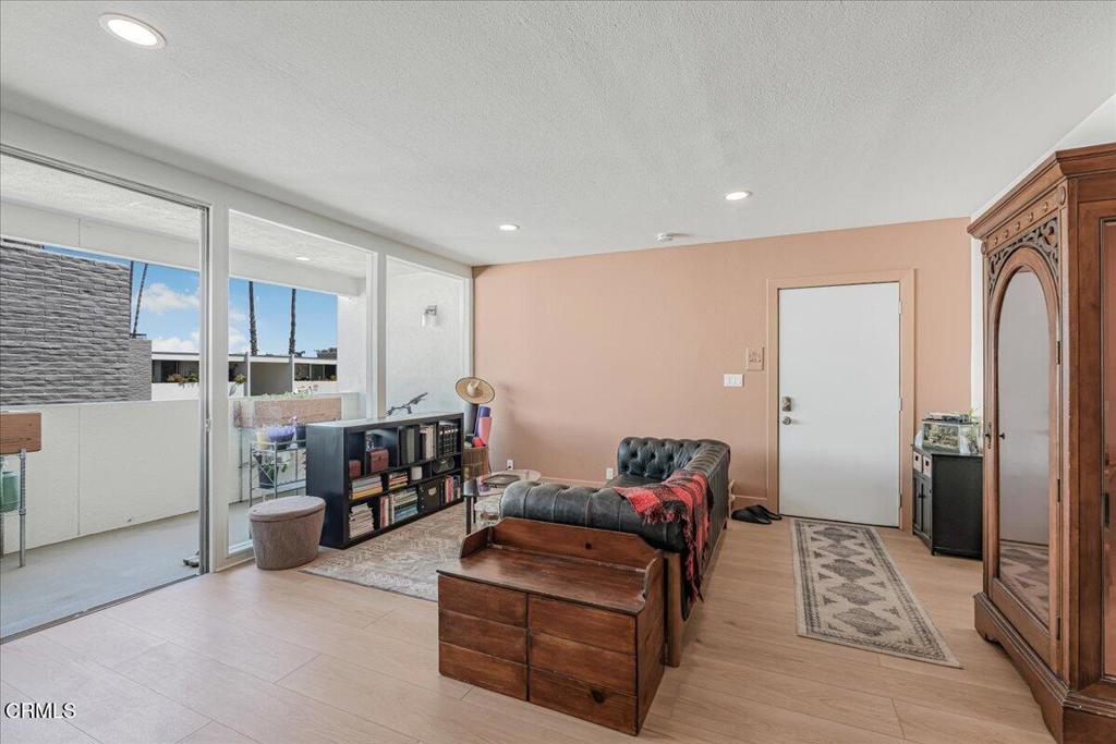 1357 Edgewood Way Oxnard, CA 93030 - Photo 4 of 34 05-DSC05982