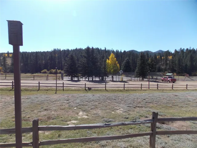 a view of a backyard