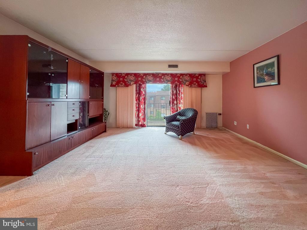 6311 Delaire Landing Road, Unit 311 Philadelphia, PA 19114 - Photo 12 of 41 Living room