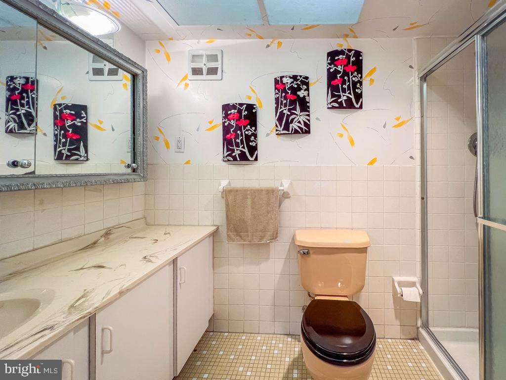 6311 Delaire Landing Road, Unit 311 Philadelphia, PA 19114 - Photo 32 of 41 Hall bath