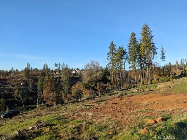 a view of residential houses with outdoor space