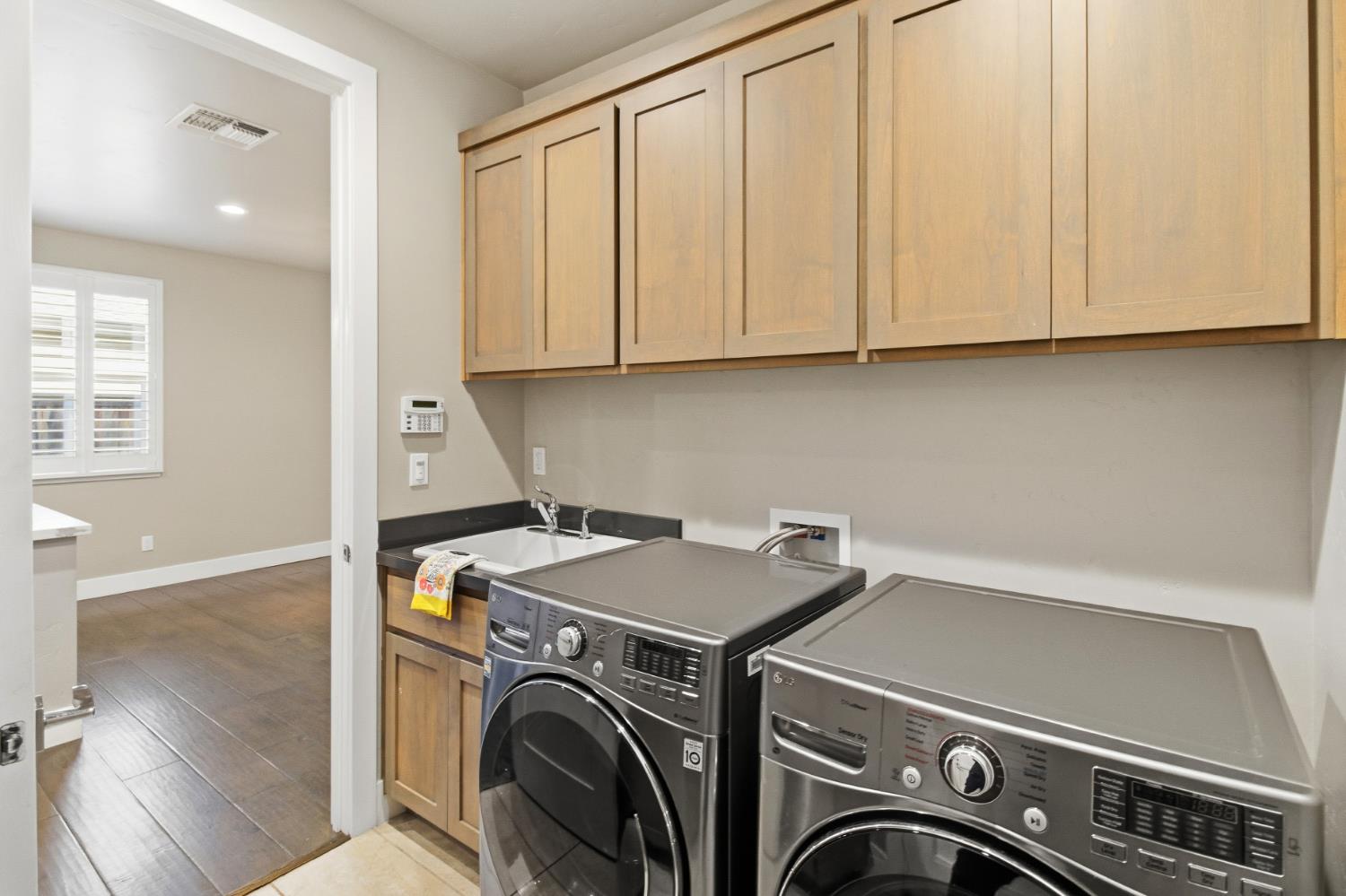 309 Fairgate Road Sacramento, CA 95825 - Photo 18 of 48 a utility room with dryer and washer