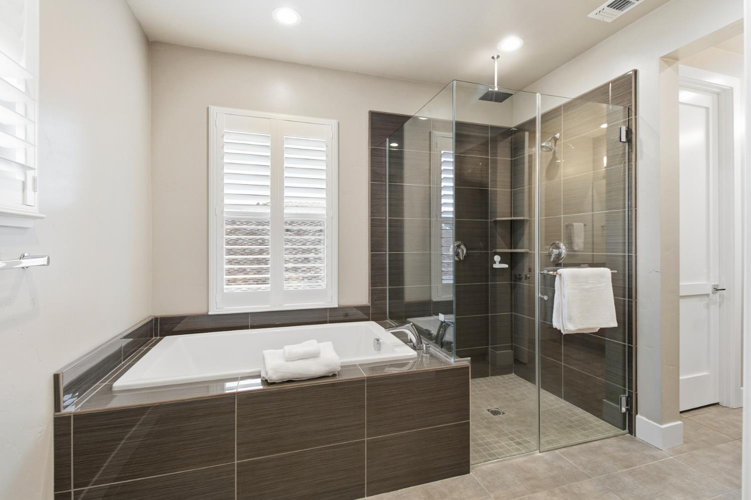 309 Fairgate Road Sacramento, CA 95825 - Photo 29 of 48 a bathroom with a bathtub and a shower