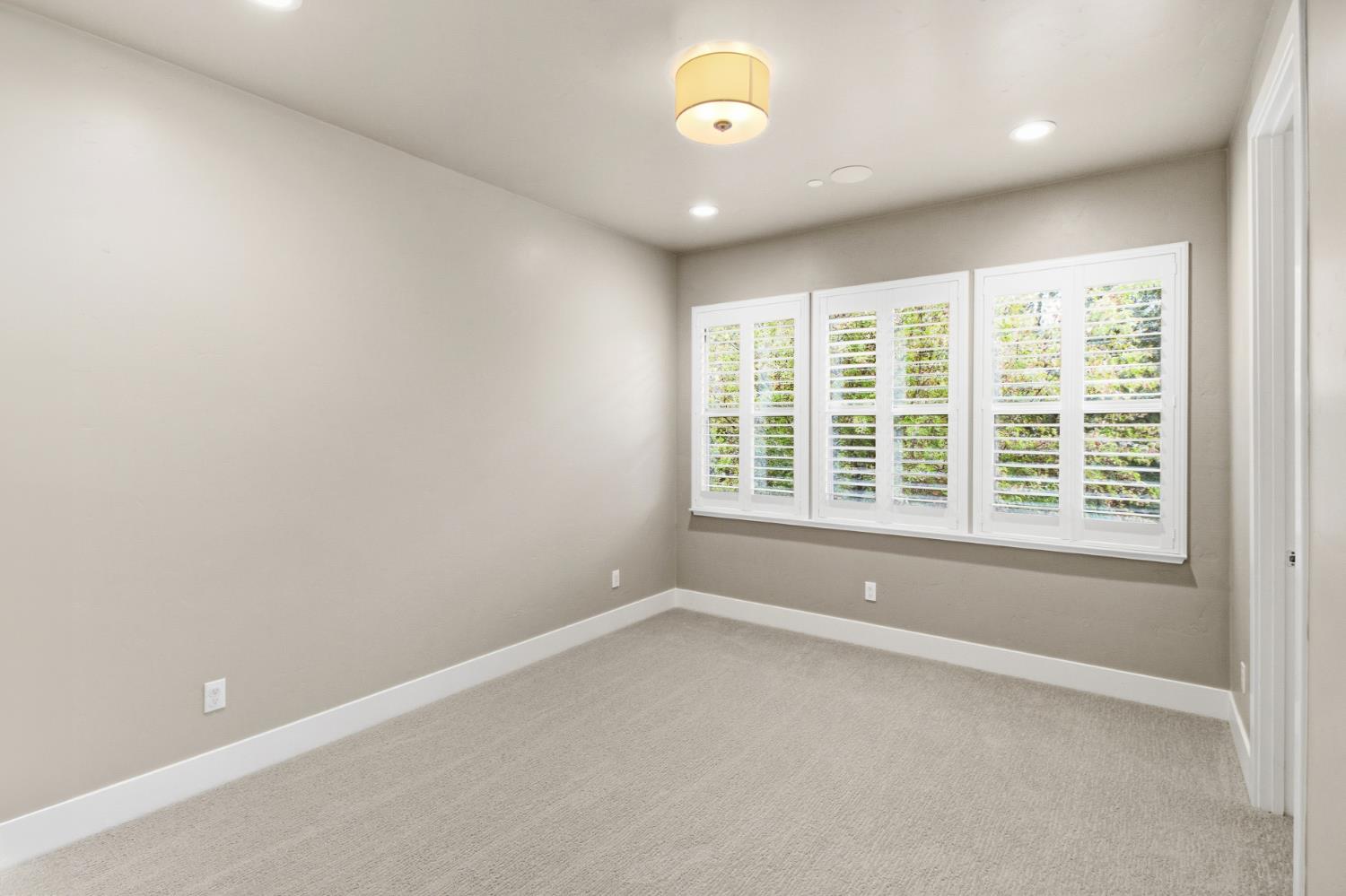 309 Fairgate Road Sacramento, CA 95825 - Photo 32 of 48 an empty room with a window