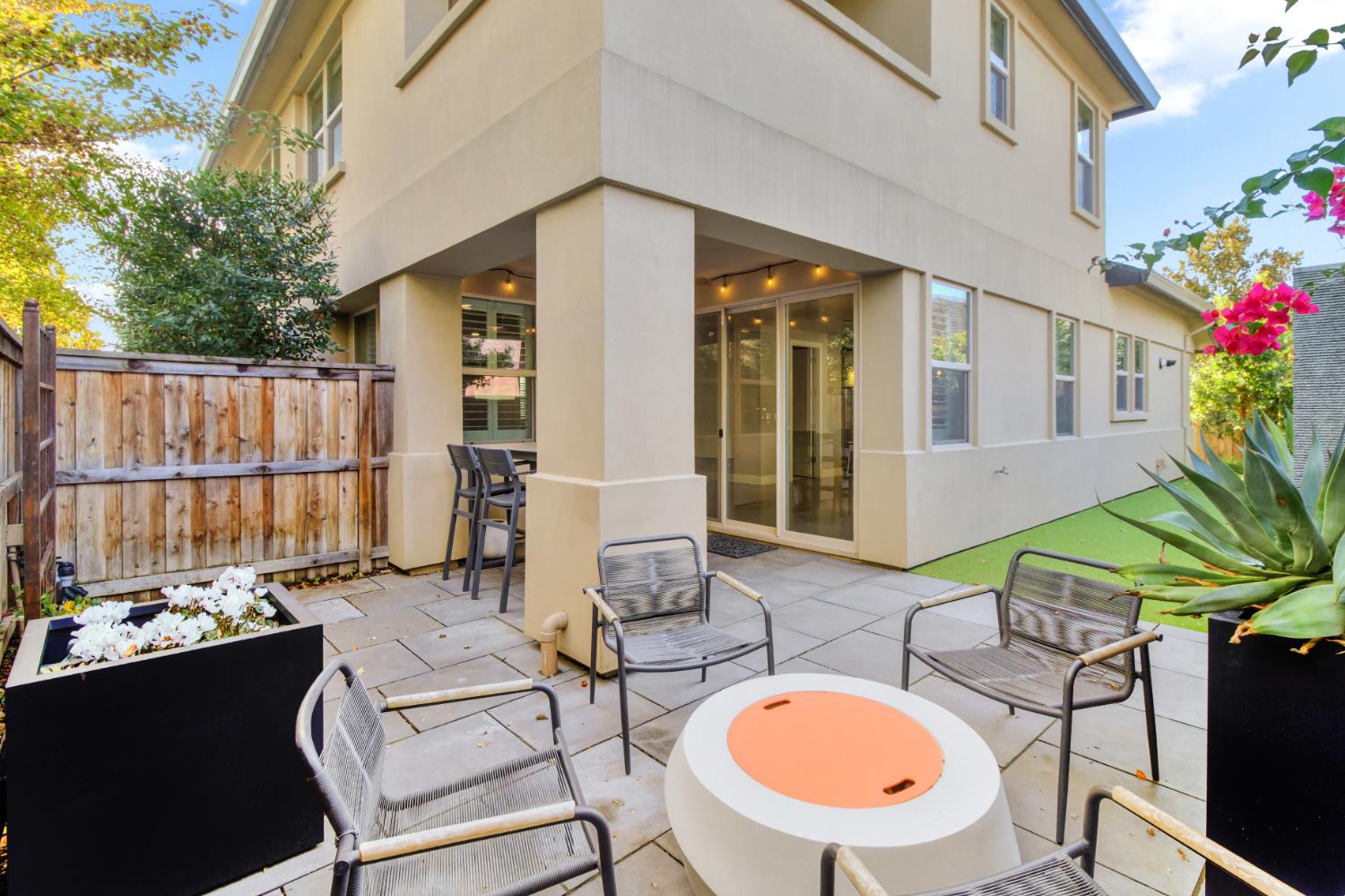309 Fairgate Road Sacramento, CA 95825 - Photo 40 of 48 a view of a chairs and table in the patio