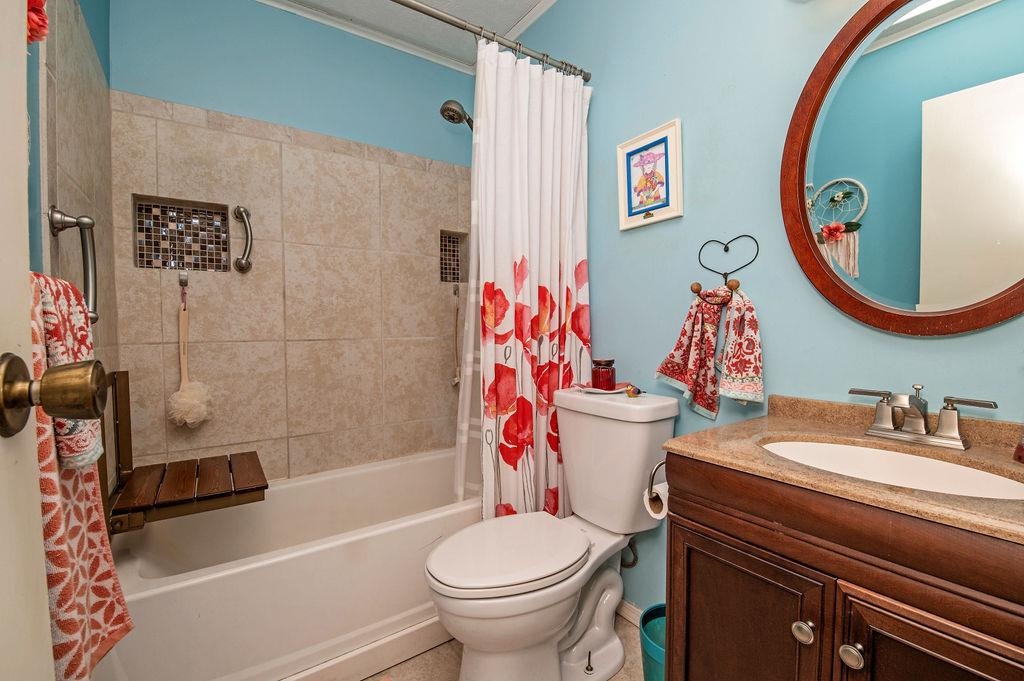 202 Argonaut Road St. Augustine, FL 32086 - Photo 21 of 33 a bathroom with a sink toilet and a bathtub