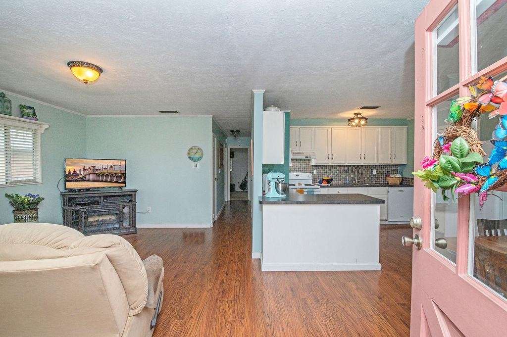 202 Argonaut Road St. Augustine, FL 32086 - Photo 5 of 33 a living room with furniture and a flat screen tv