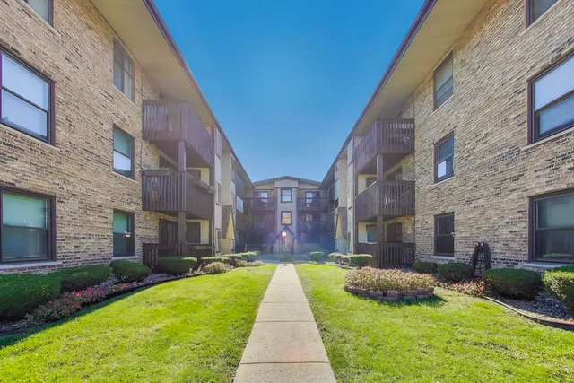 $220,000 | 4553 West 56th Street, Unit 305, Chicago, IL 60629