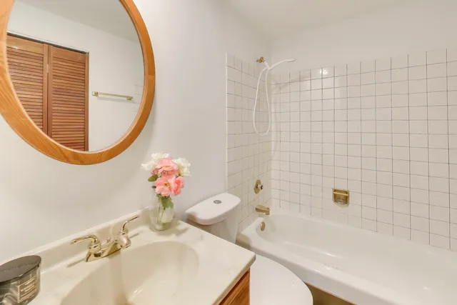 $220,000 | 4553 West 56th Street, Unit 305, Chicago, IL 60629