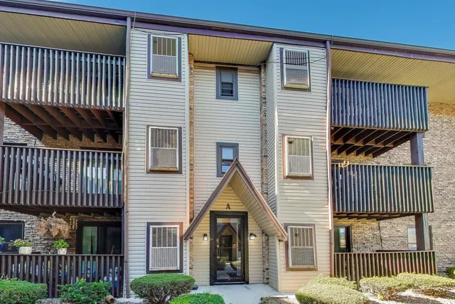 $220,000 | 4553 West 56th Street, Unit 305, Chicago, IL 60629