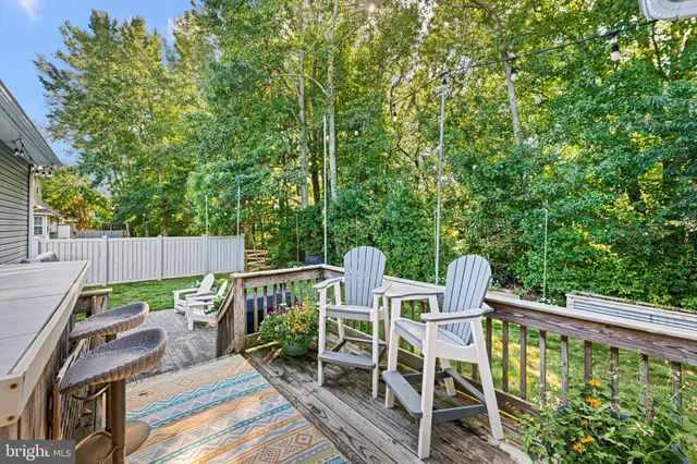 a view of a house with backyard and garden