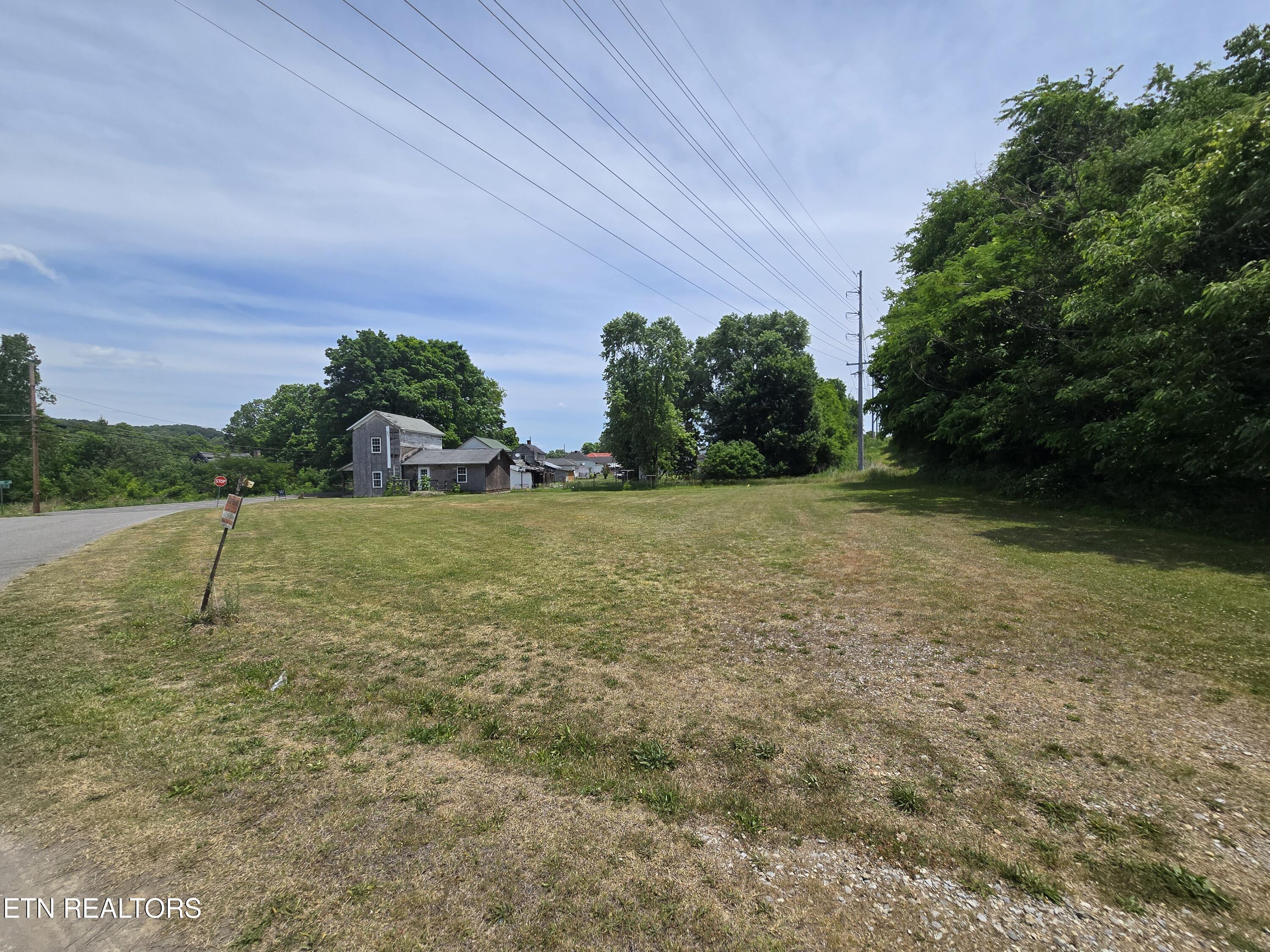 9354 Mascot Road Mascot, TN 37806 - Photo 2 of 4 20260519_131124