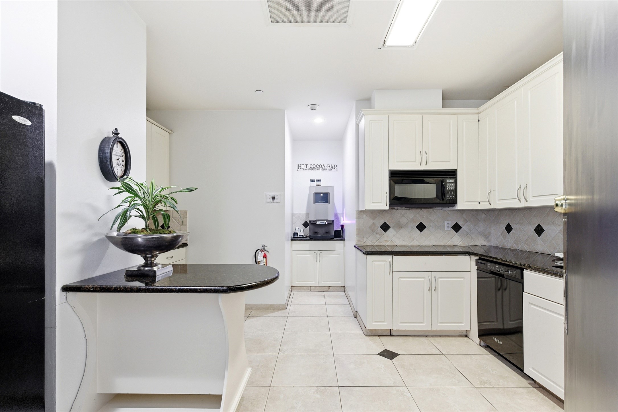 3350 McCue Road, Unit 2402 Houston, TX 77056 - Photo 40 of 44 a kitchen with stainless steel appliances granite countertop a sink a stove and white cabinets