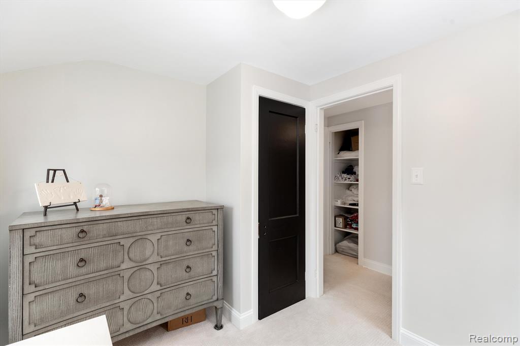 1616 Roslyn Road Grosse Pointe Woods, MI 48236 - Photo 15 of 23